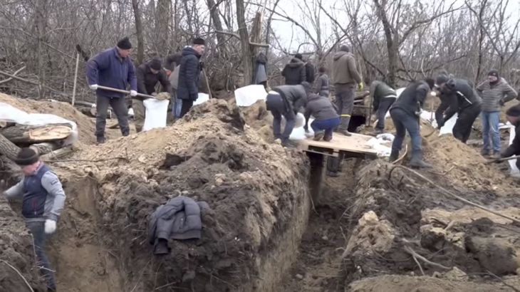 Ukrainian citizens volunteer to defend their country