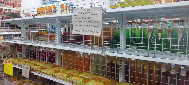 Sign in Indonesian shop limiting cooking oil purchases 