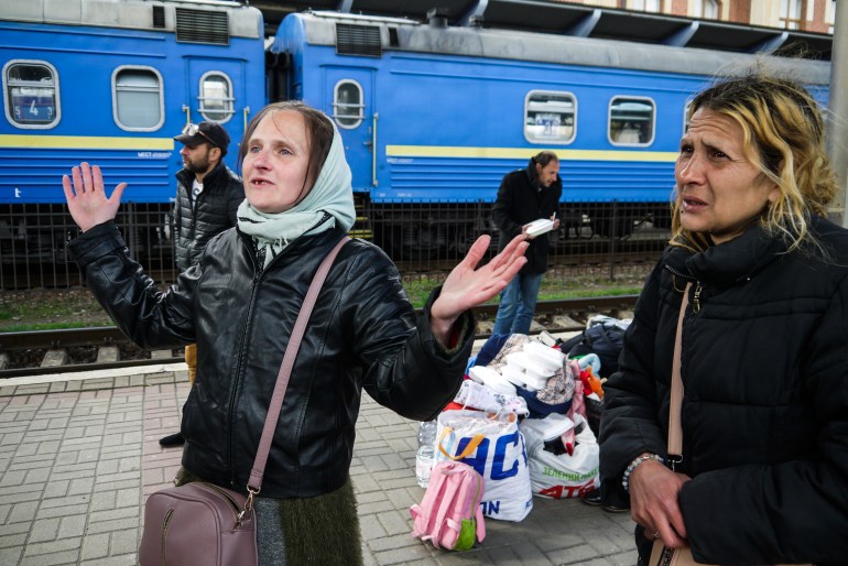 427,jpg: Internally displaced Roma from Kharkiv, eastern Ukraine, arrive at the train station in Uzhgorod, on Ukraine's western border. April 2022