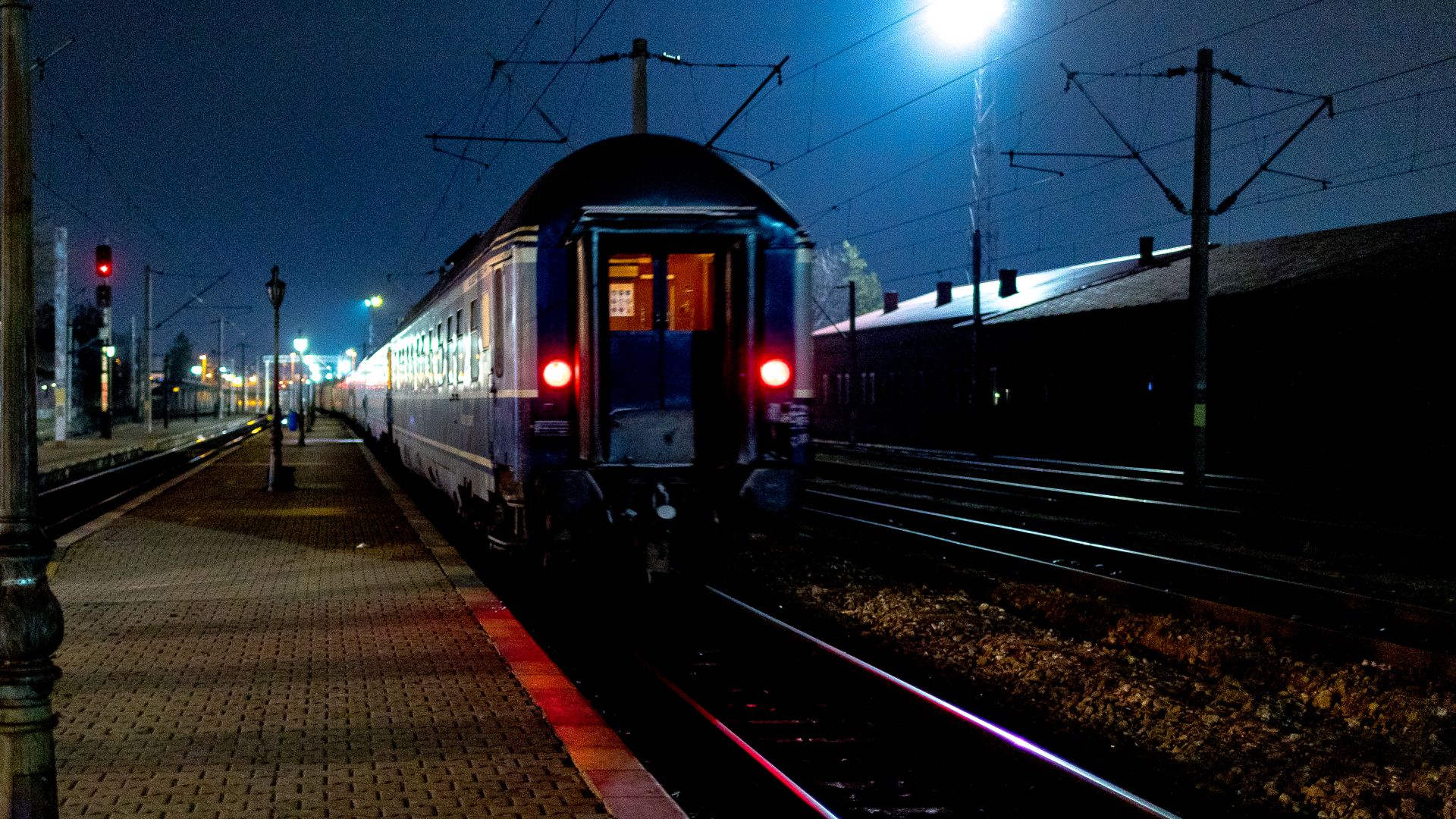 A train pulling in to a platform