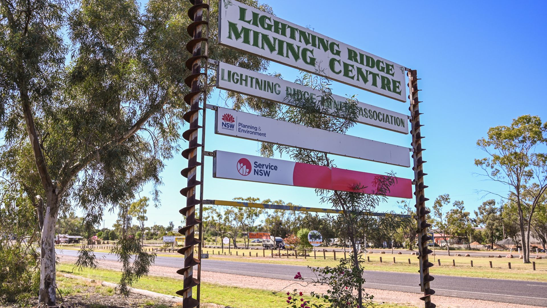 A photo of the "Welcome to Lightning Ridge" road sign.