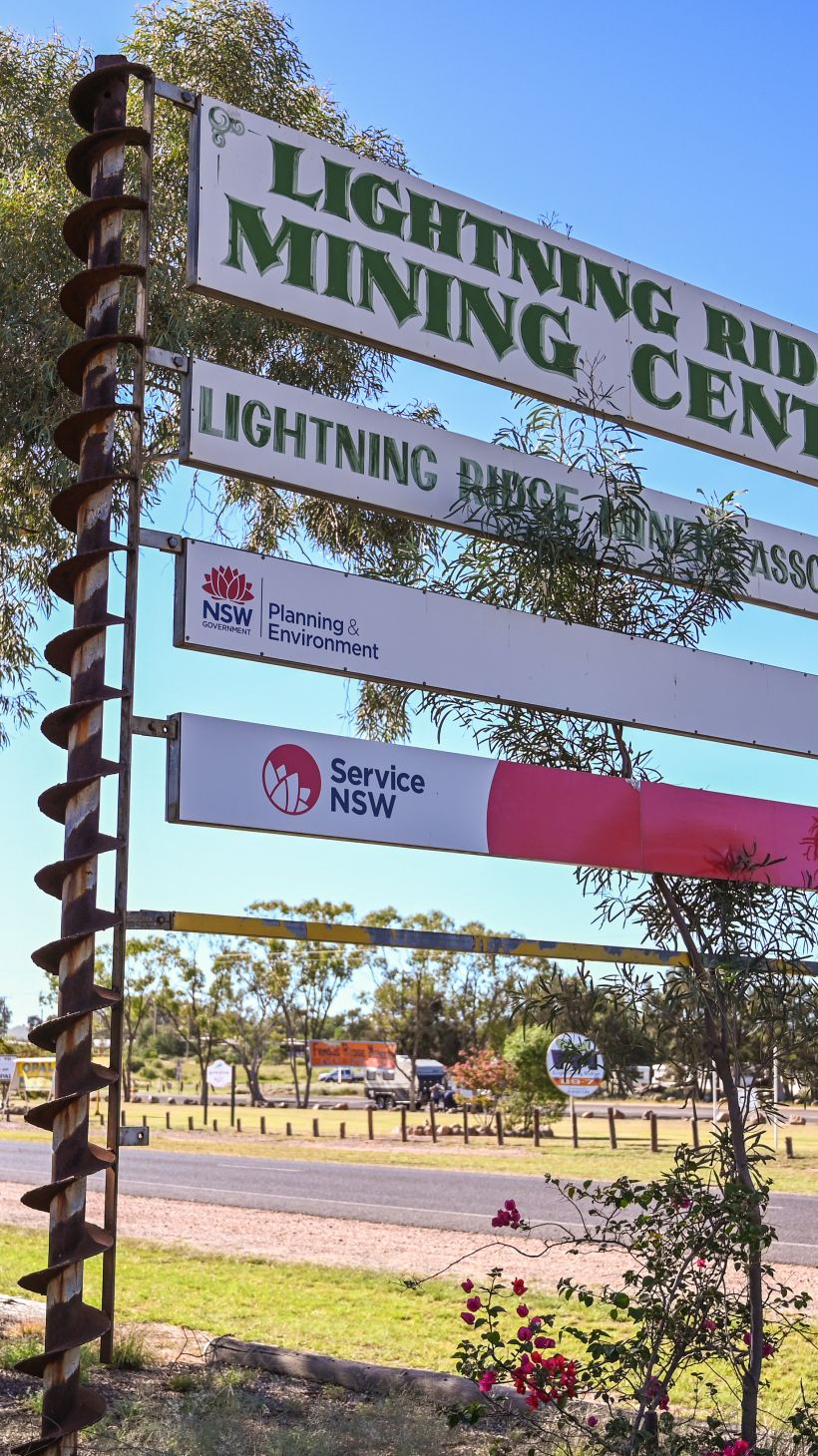 A photo of the "Welcome to Lightning Ridge" road sign.