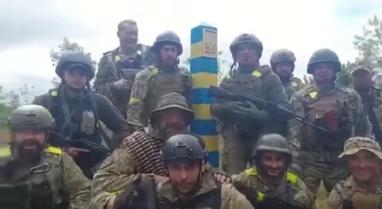 Ukrainian troops at the Ukraine-Russia border in what is reportedly the Kharkiv region.