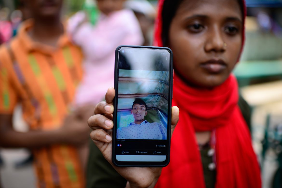 Munni showed her brother Mohammad Akhter's portrait through her mobile who was doing Facebook live and went missing after the explosion at BM Container Depot