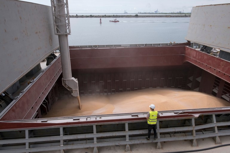 The Meritius ship, with a capacity of 30.000 tons, was loaded with Ukrainian corn for export at Comvex, one of the main cereal operators in the Constanta port. The loading operation took 23 hours with rainy weather conditions slowing down the loading rhythm