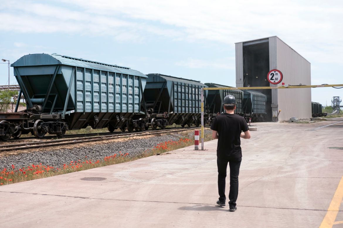 The main slow down regarding transportation of cereals by train from Ukraine to the Constanta port is the fact that the rail gauge in Ukraine is different from the one in the EU. When the trains cross the border into Romania, all the wheels under the wagons must be adjusted to fit the EU rail gauge.