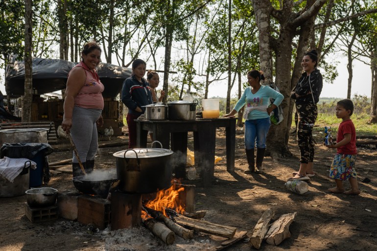 Women gather in El Triunfo