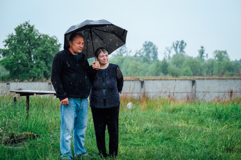 A photo of Oleksandr Bugeruk and Ludmila Zakabluk under one umbrella.
