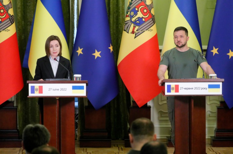 Moldovan President Maia Sandu (L) and her Ukrainian counterpart Volodymyr Zelensky (R) attend a joint press conference following their meeting in Kyiv (Kiev), Ukraine, 27 June 2022.