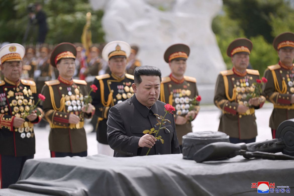 Kim Jong Un (C) visiting the Fatherland Liberation War Martyrs Cemetery in Pyongyang