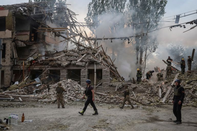 Rescuers and servicemen work at a school building damaged by a Russian military strike, amid Russia's invasion on Ukraine, in Kramatorsk, in Donetsk region, Ukraine July 21, 2022. REUTERS/Gleb Garanich