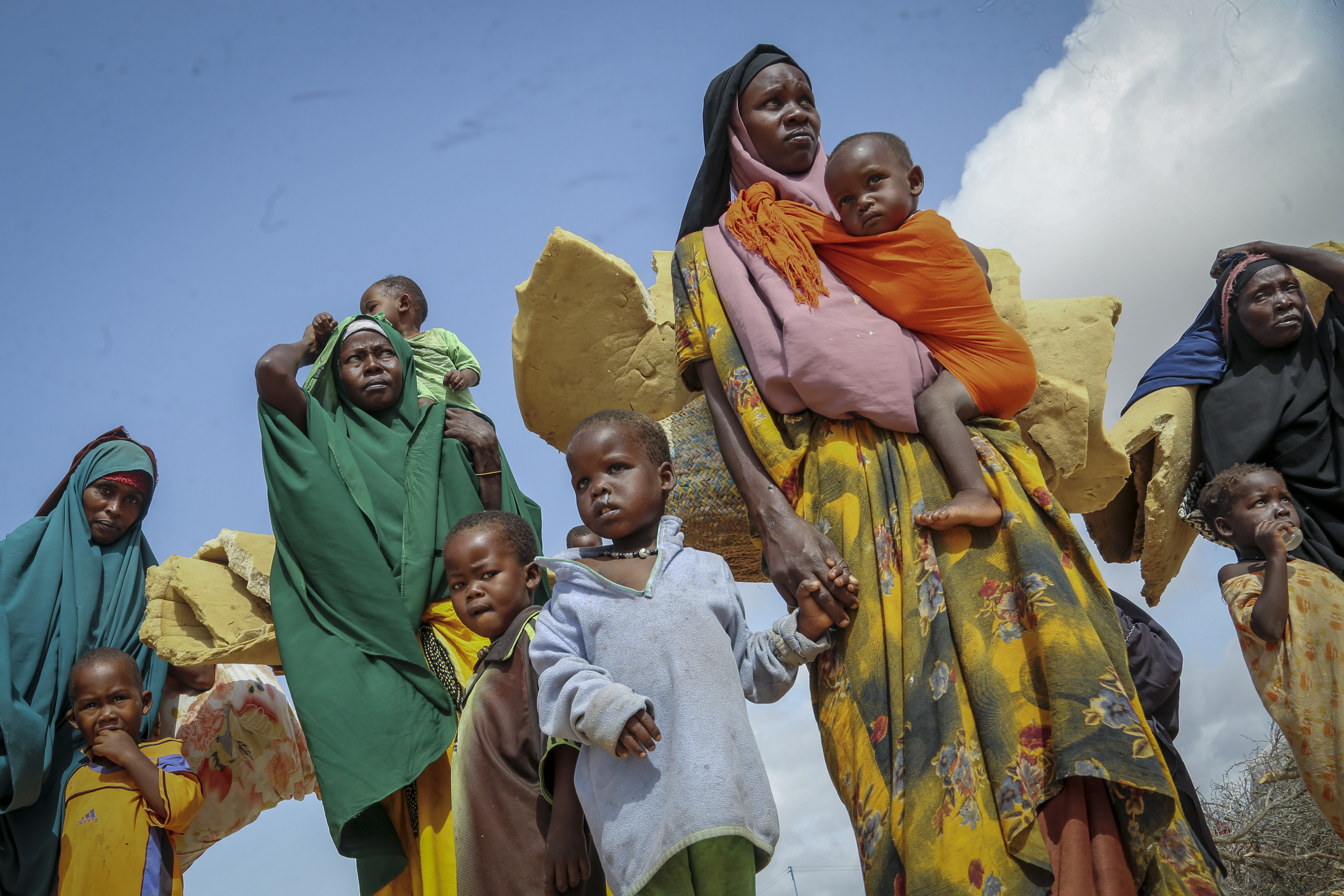 Somalis who fled drought-stricken areas carry their belongings