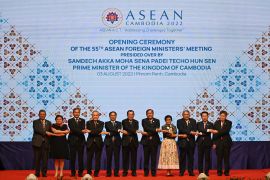 Group photo of ASEAN foreign ministers lined up on stage in Cambodia