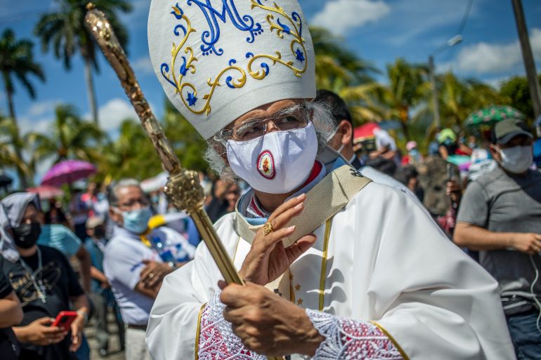 Cardinal Leopoldo Brenes blesses follower in Managua