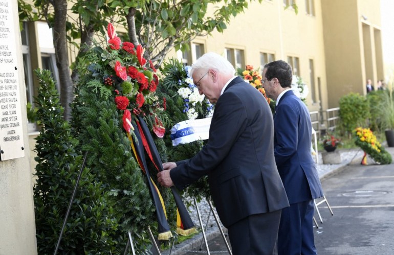 German President Frank-Walter Steinmeier (L) and Israel's President Isaac Herzog lay a wreath 