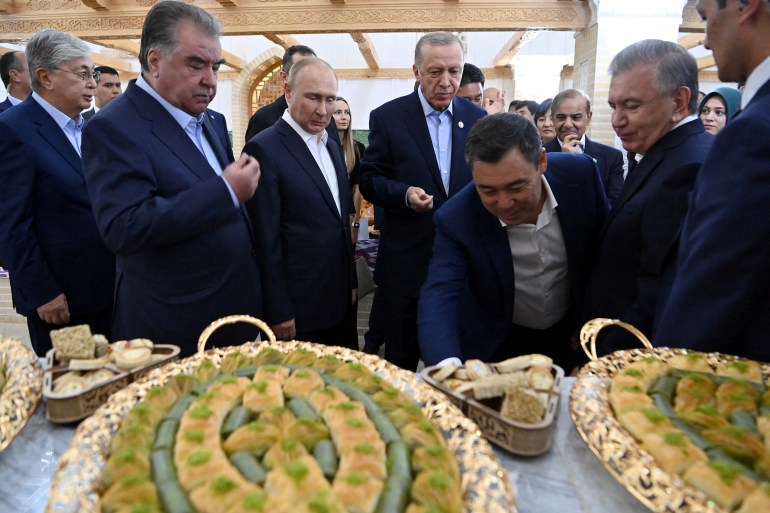 The leaders of the SCO Summit gather around golden plates of desserts