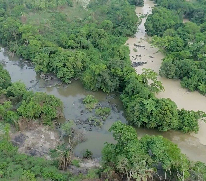 The polluted Osun river is joined by one of its tributaries, the still-clean Erinle river in a confluence at Ede, Osun state [Eromo Egbejule/Al Jazeera]