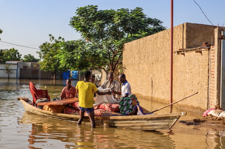 Residents try to salvage items from houses submerged by floods in N'Djamena on October 18, 2022. - Flooding has destroyed dozens of houses in Walia, a poor neighbourhood in the south of Chad's capital N'Djamena. The Chari River burst its banks last week following torrential rains and water levels rose five metres (16 feet), tearing apart makeshift flood defences
