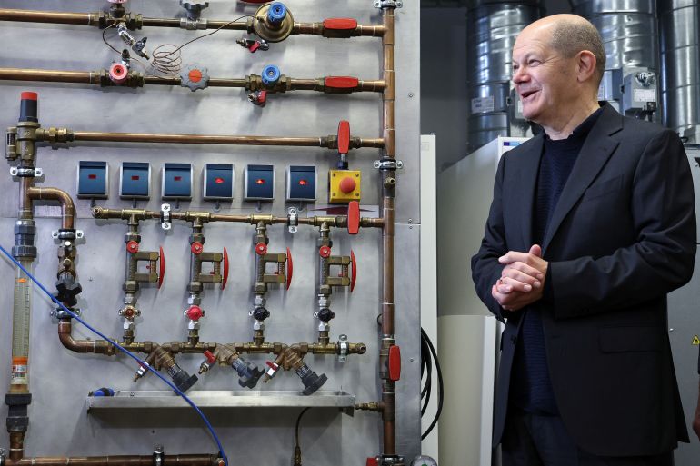 A heat pump is presented German Chancellor Olaf Scholz during his visit to meet with employees working in the energy sector, in Munich, Germany, October 22, 2022. REUTERS/Lukas Barth/Pool