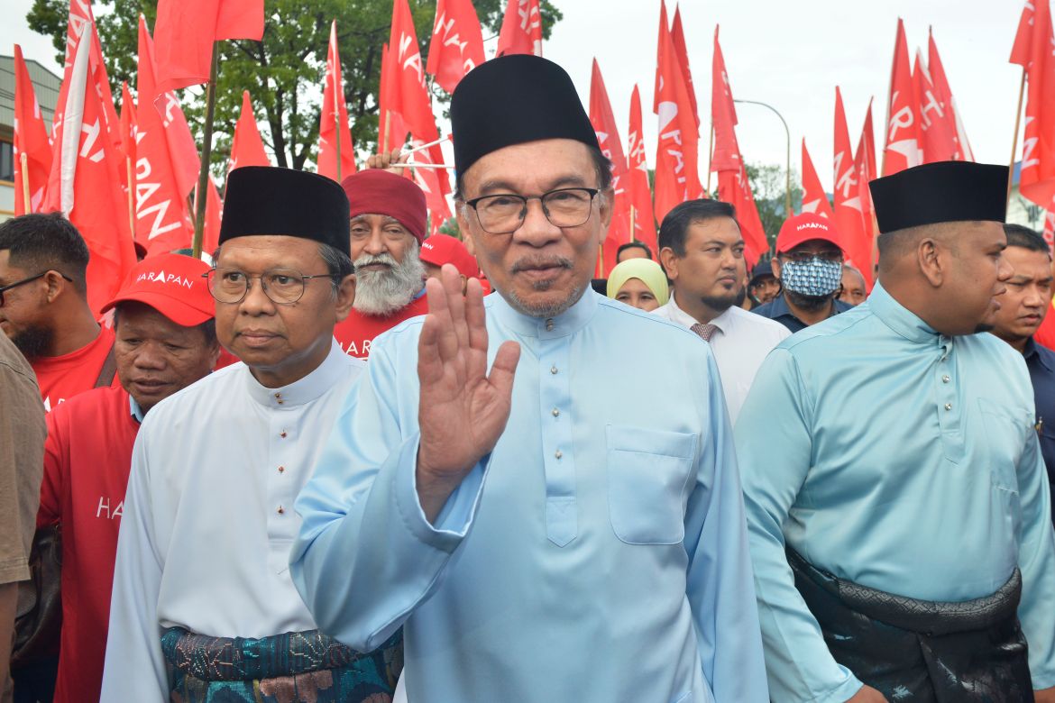 Anwar Ibrahim waves to supporters