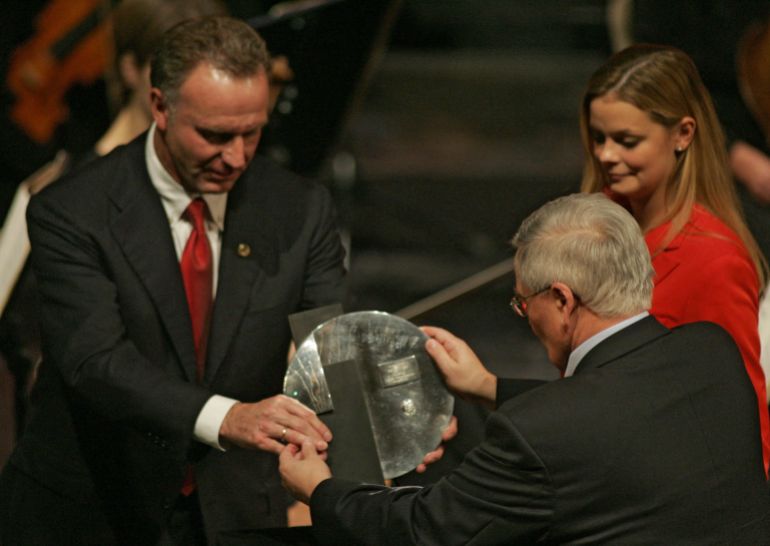 German Football Federation (DFB) executive President Theo Zwanziger (R) and Chairman of Bayern Munich's board Karl-Heinz Rummenigge (L) hold the Julius Hirsch prize for tolerance in sport during an extraordinary meeting of the DFB in Leipzig 09 December 2005. AFP PHOTO JOHN MACDOUGALL (Photo by JOHN MACDOUGALL / AFP)