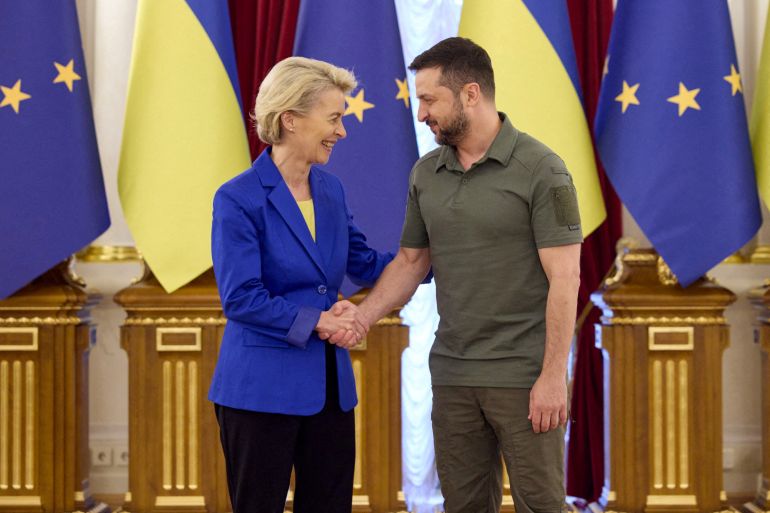 Ukraine's President Volodymyr Zelenskyy shakes hands with European Commission President Ursula von der Leyen in September 2022. The EU, G7 and Australia have agreed to place a price cap on Russian oil as a means of curbing Moscow's financing of the war in Ukraine [File: Valentyn Ogirenko/Reuters]