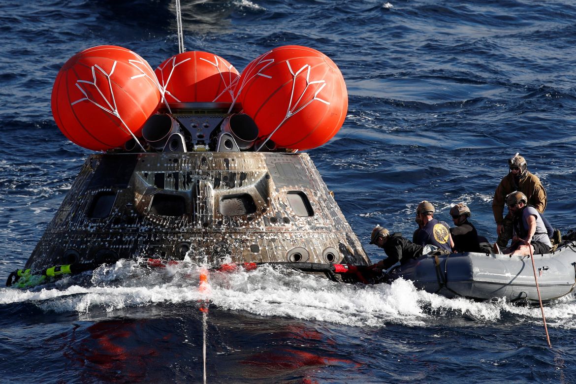 U.S. Navy divers attach winch cables to NASA's Orion capsule