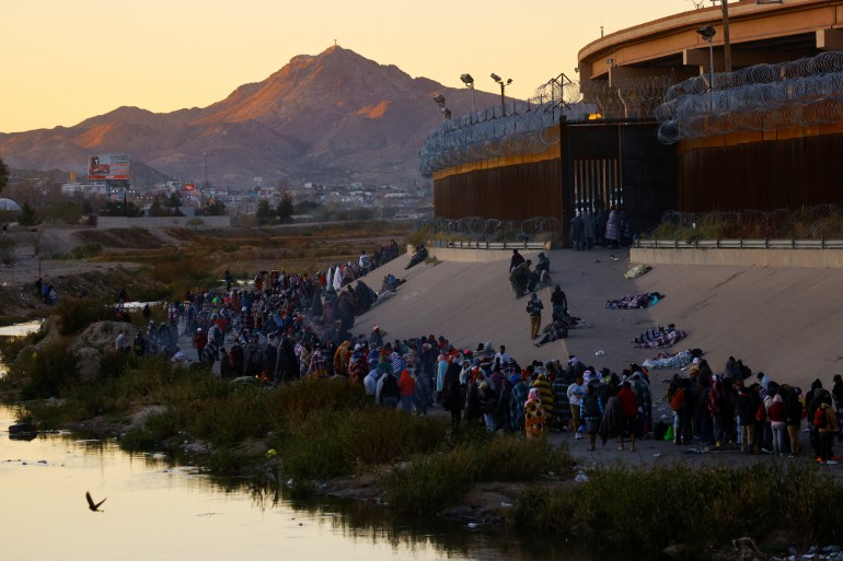 A long queue of refugees and migrants on the banks of the Rio Grande river.
