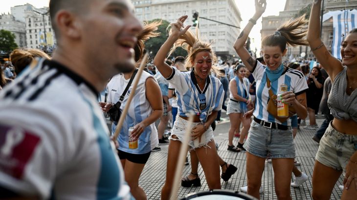 Soccer Football - FIFA World Cup Final Qatar 2022 - Fans in Buenos Aires - Buenos Aires, Argentina - December 18, 2022 Argentina fans celebrate after winning the World Cup REUTERS/Martin Villar NO RESALES. NO ARCHIVES.