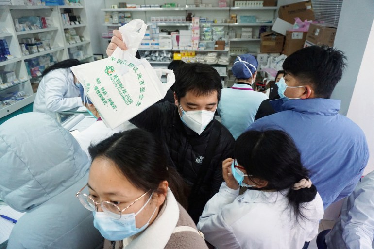 People line up to buy antigen test kits at a pharmacy in Hangzhou, Zhejiang province