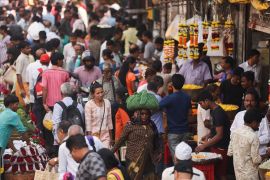 People walk through a crowded market in Mumbai, India, December 22, 2022. REUTERS/Francis Mascarenhas
