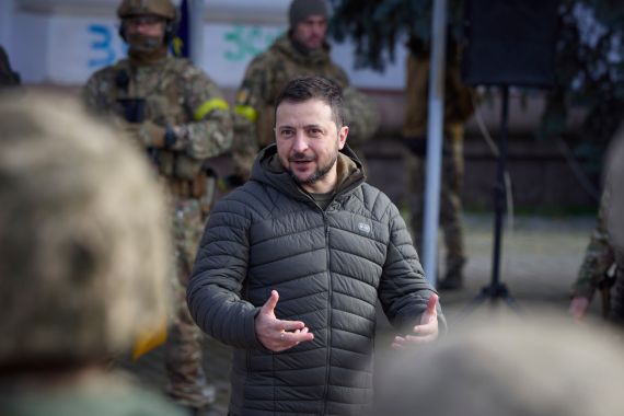 Ukrainian President Volodymyr Zelenskyy talks to soldiers