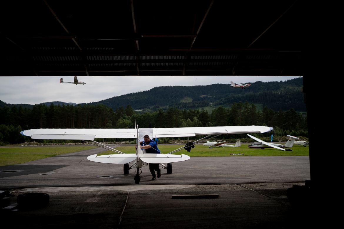 Pilot pushes his plane into Voss flyklubb's hangar