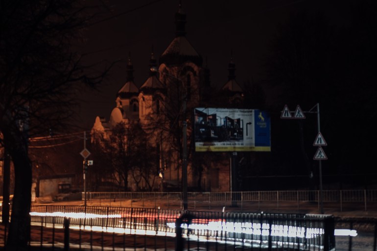 Lviv at night: The district next to Oleksandr and Iryna’s remained shrouded in darkness throughout the night. The only light on the street comes from car headlights.