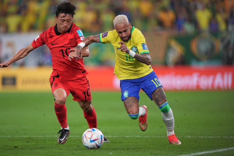 Lee Jae-sung chases after Neymar who controls the ball.