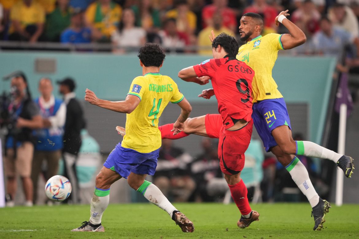 Cho Gue-sung in action against two Brazilian players.