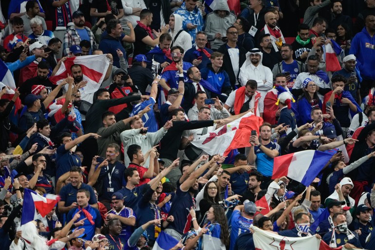 French players celebratin