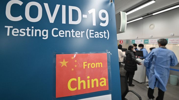 Health workers guide travellers arriving from China at a Covid-19 testing centre at Incheon International Airport, west of Seoul on January 3, 2023. - Around a dozen countries have slapped fresh travel regulations on travellers from China, as the world's most populous nation faces a surge in Covid cases following its decision to relax strict virus restrictions