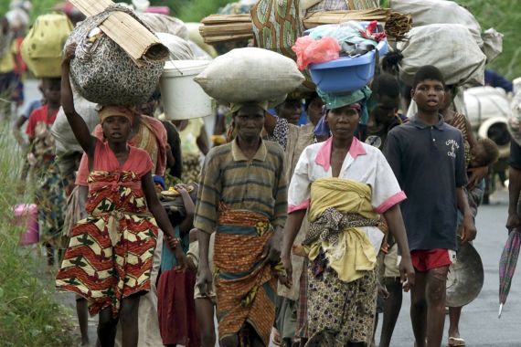 Liberian civilians carry their belongings as they flee fighting