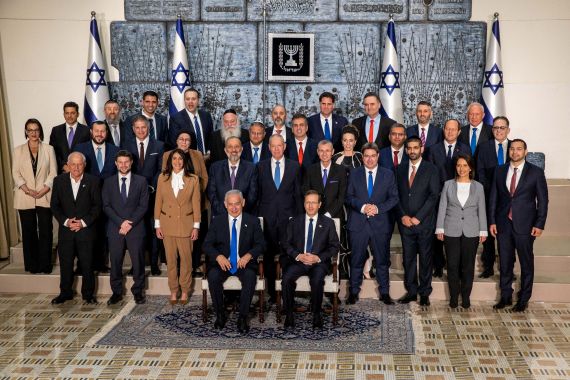 Israeli President Isaac Herzog and newly-elected Prime Minister Benjamin Netanyahu pose for a group photograph with members of the new Israeli government after their swearing-in ceremony, at the president's residence in Jerusalem, December 29, 2022. REUTERS/Oren Ben Hakoon ISRAEL OUT. NO COMMERCIAL OR EDITORIAL SALES IN ISRAEL. TPX IMAGES OF THE DAY