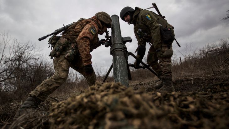 Ukrainian service members set up a mortar to fire it towards positions of Russian troops.