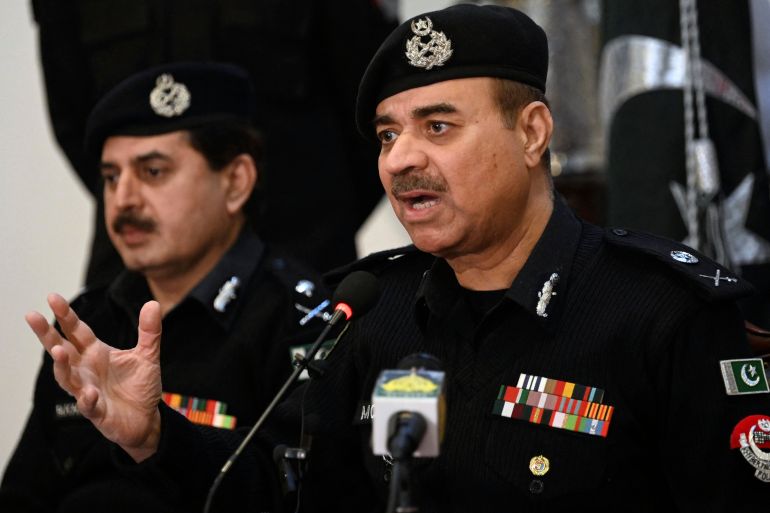 Moazzam Jah Ansari (R), head of the Khyber-Pakhtunkhwa province police force, speaks during a press conference at the Police Headquarters in Peshawar on February 2, 2023. - The death toll from a blast at a Pakistan mosque targeting police officers has been revised down to 84, police officials said on February 2. (Photo by Abdul MAJEED / AFP)