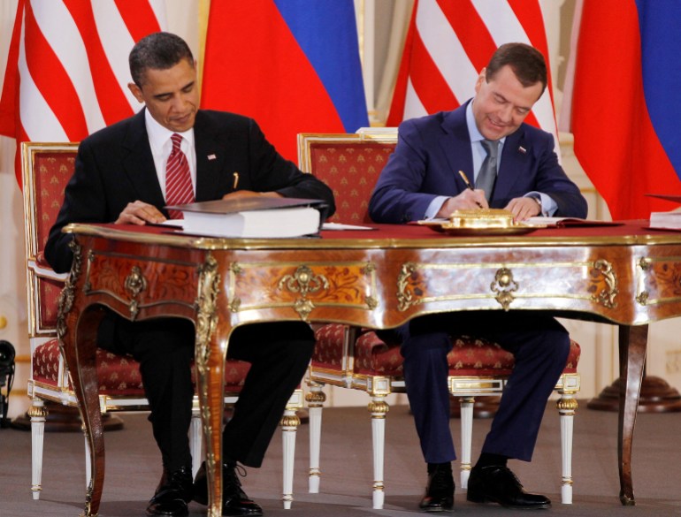  US President Barack Obama (L) and Russian President Dmitry Medvedev sign the new Strategic Arms Reduction Treaty (START II) at Prague Castle in Prague April
