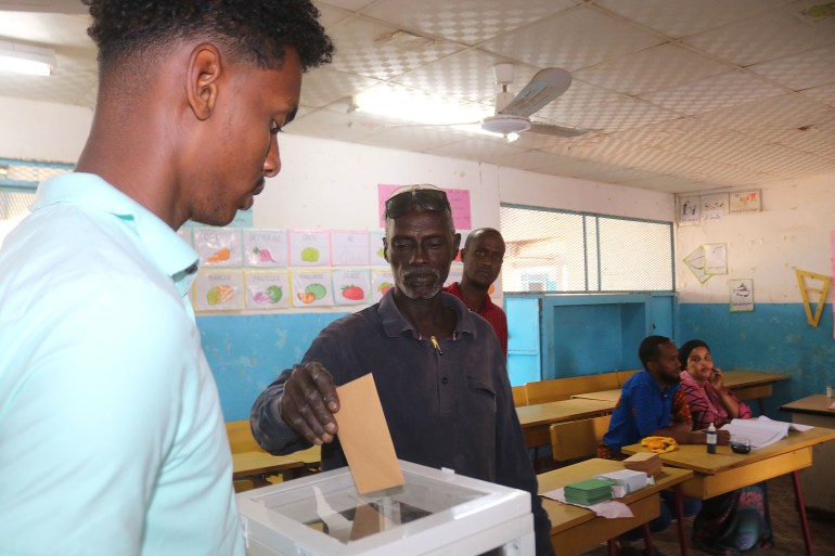 A voter casts his ballot during the parliamentary election in Djibouti city on February 24, 2023. - The election is being held amid speculation about who will succeed President Ismael Omar Guelleh who has ruled since 1999, making him one of Africa's longest serving leaders.
