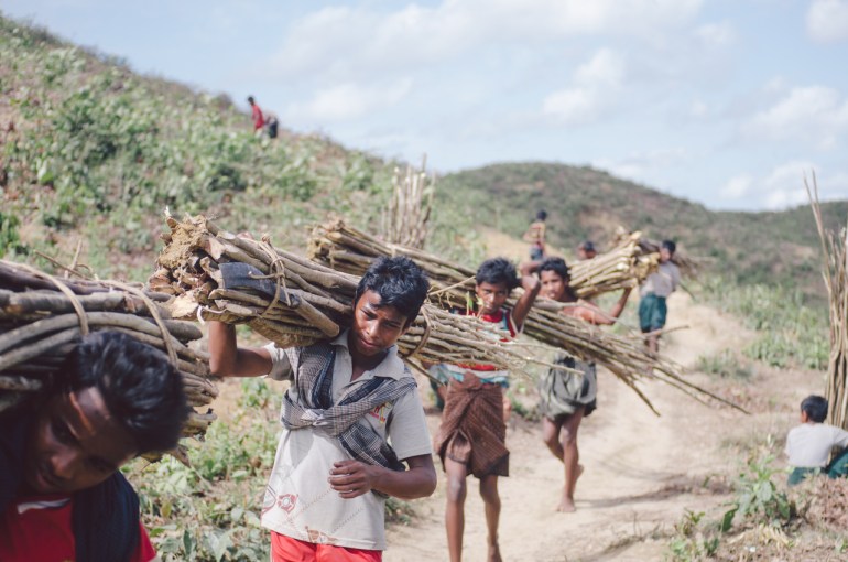 Rohingya children carrying firewood [Courtesy of Kaamil Ahmed]