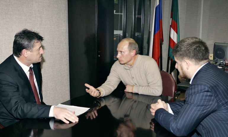 Russian President Vladimir Putin (C) speaks with Chechen President Alu Alkhanov (L) and Chechen Deputy Prime Minister Ramzan Kadyrov prior the opening of the war-torn province's new parliament in Grozny, 12 December 2005. Vladimir Putin used a surprise lightening visit to the Chechen capital Grozny to promise the war-weary province an end to the kidnapping of civilians and a rebuilding of the devastated capital. AFP PHOTO / ITAR-TASS / PRESIDENTIAL PRESS SERVICE (Photo by VLADIMIR RODIONOV / ITAR-TASS / AFP)