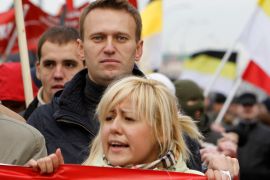 Russian lawyer and blogger Alexei Navalny (C, 2nd row) takes part in the so-called "Russian March" demonstration on the National Unity Day in the capital Moscow, November 4, 2011. Russia marks the National Unity Day on November 4 when it celebrates the defeat of Polish invaders in 1612 and replaces a communist celebration of the 1917 revolution. REUTERS/Denis Sinyakov (RUSSIA - Tags: ANNIVERSARY SOCIETY)