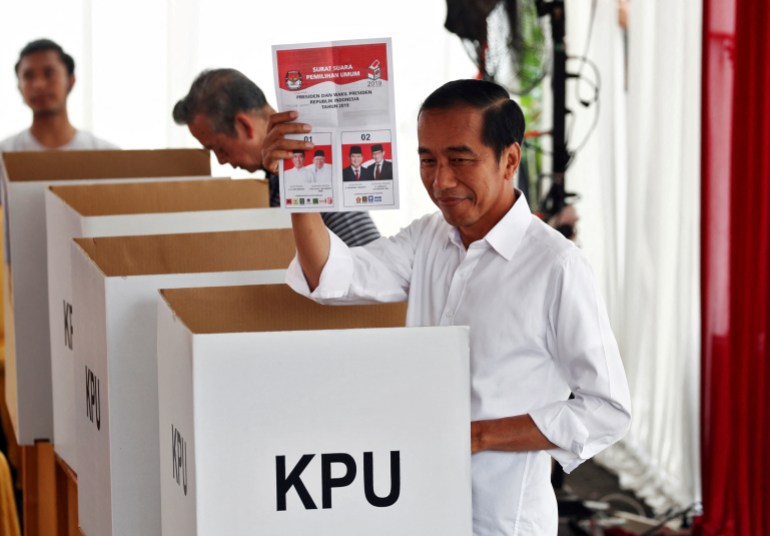 FILE PHOTO: Indonesian President Joko Widodo casts his ballot during elections in Jakarta, Indonesia April 17, 2019. REUTERS/Edgar Su/File Photo