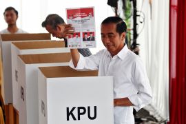 Indonesian President Joko Widodo casts his ballot during elections in Jakarta, Indonesia in April 2019 [File: Edgar Su/Reuters]