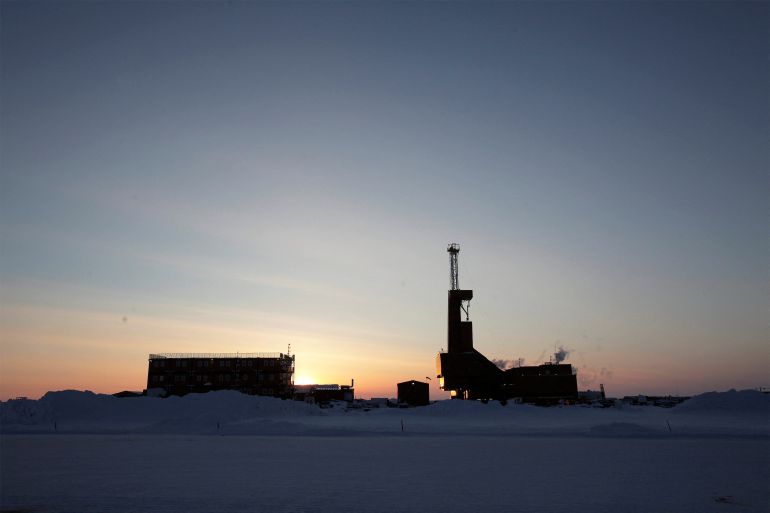 The sun sets behind an oil drilling rig in Prudhoe Bay, Alaska on March 17, 2011. REUTERS/Lucas Jackson/File Photo